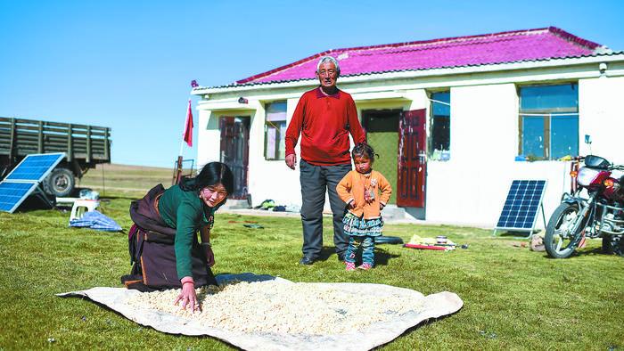 མཚོ་སྔོན་ལ་ཁ་གཏད་རོགས་སྐྱོར་བྱས་པའི་ལོ་ངོ་བཅུ།