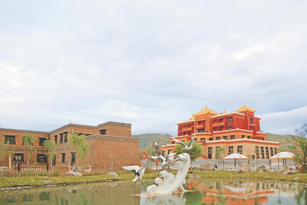 གེ་སར་མཁར་གྲོང་གནའ་ཉམས་གསར་དུ་ངོམ། དཀར་མཛེས་ཡུལ་གྲུ་འཕེལ་ཁ་རབ་ཏུ་དར།