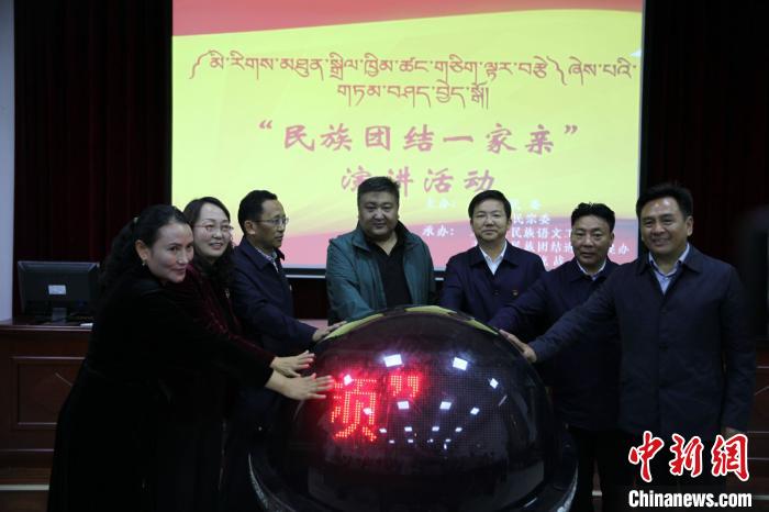 མཚོ་སྔོན་ཡུལ་ཤུལ་དུ་རྒྱལ་ཡོངས་སྐད་གཉིས་སློབ་སྦྱོང་ཁྱད་ལྡན་གྲོང་ཚོ་དང་གྲོང་རྡལ་གྱི་སྒོ་བྱང་བཀལ།