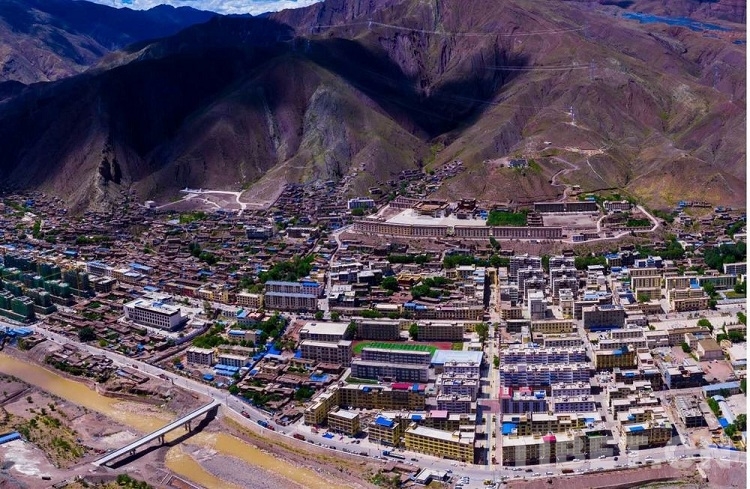 བྲག་གཡབ་ཀྱི་མཚན་མོར་བསམ་གཞིགས་གྲངས་མེད་སྦས་ཡོད།