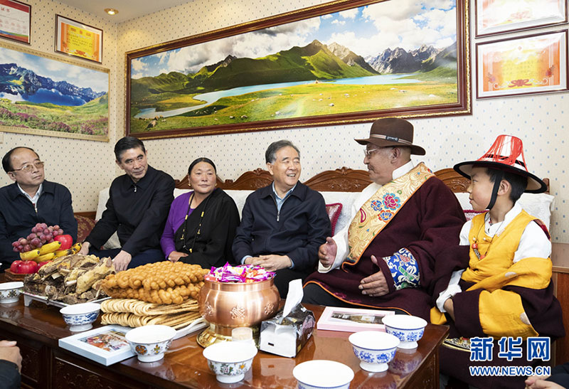 ཝང་དབྱང་གིས་མཚོ་སྔོན་དུ་རྟོག་ཞིབ་གནང་བ།