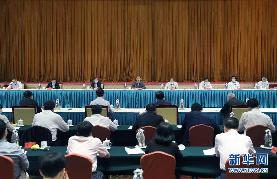 ཝང་དབྱང་གིས་པེ་ཅིན་ནས་འབྲེལ་ཡོད་དམངས་གཙོ་ཏང་ཁག་ཀྲུང་དབྱང་དང་རྒྱལ་ཡོངས་བཟོ་ཚོང་མཉམ་འབྲེལ་ལྷན་ཚོགས་ཀྱི་འགན་འཁུར་བ་དང་ཏང་ཁག་གང་ལའང་མི་གཏོགས་པའི་མི་སྣའི་འཐུས་མི་དང་བཞུགས་མོལ་མཛད།