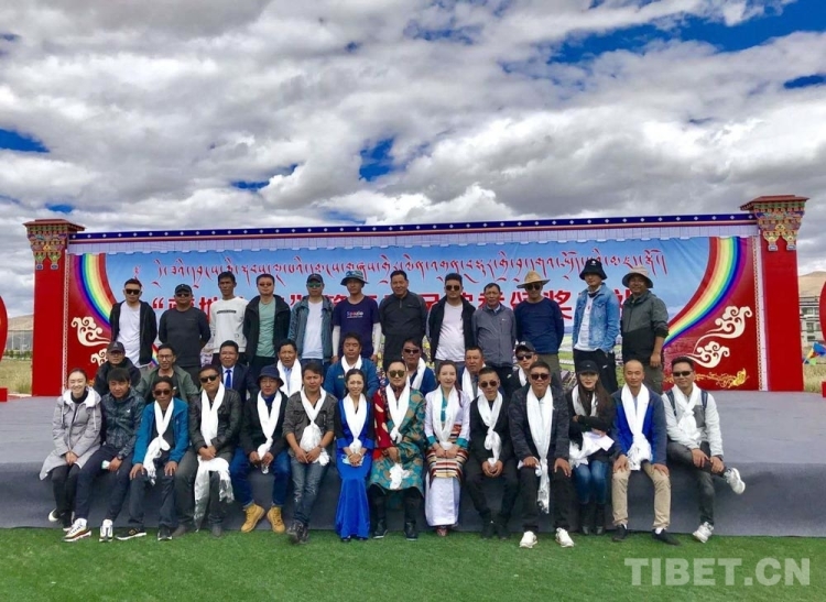 “དྲི་ཟའི་དབྱངས”ཀྱི་སྐབས་ལྔ་པའི་དམངས་གླུ་འགྲན་སྡུར་དེ་བོད་ལྗོངས་ལྷ་རྩེ་རྫོང་དུ་སྤེལ་བ།