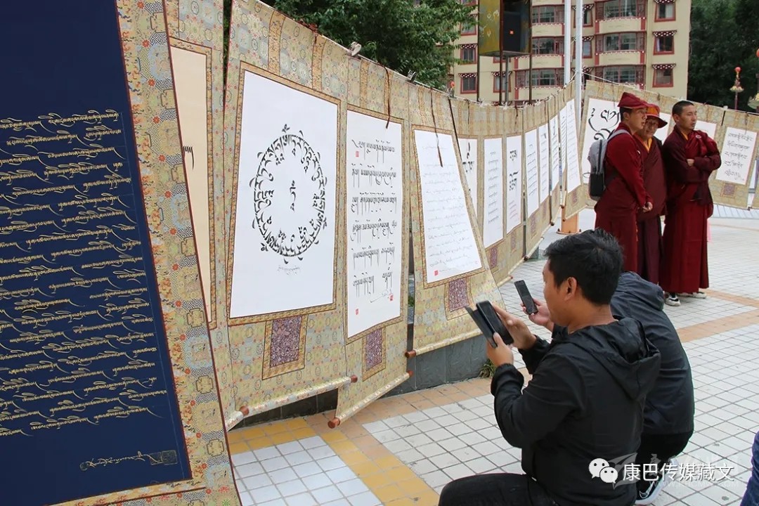 སྡེ་རོང་ཉི་མའི་ལུང་པ་རུ། ཡིག་གཟུགས་སྣ་བརྒྱའི་གཟི་འོད་སྤྲོ།