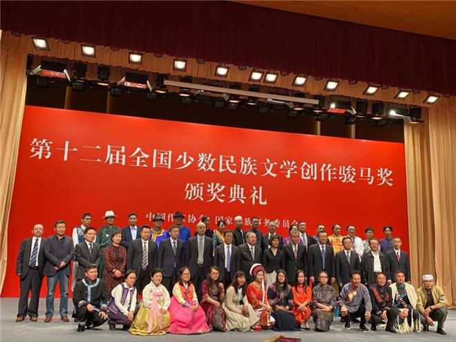 “རྟ་མཆོག་བྱ་དགའ”སྤྲོད་པའི་མཛད་སྒོ་པེ་ཅིང་དུ་གཉེར་བ།
