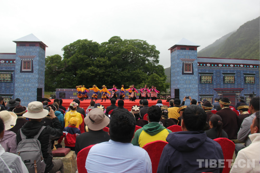 བོད་ལྗོངས་ཀྱི་ཡུལ་སྐོར་རྨང་གཞིའི་སྒྲིག་བཀོད་“ཅན་གཉིས་” སུ་འཛུགས་སྐྲུན་བྱ་རྒྱུ་དེ་ཚོད་ལྟའི་རིམ་པ་ནས་ཕྱོགས་ཡོངས་སུ་ཁྱབ་གདལ་གཏོང་བར་བརྩོན་བཞིན་ཡོད།
