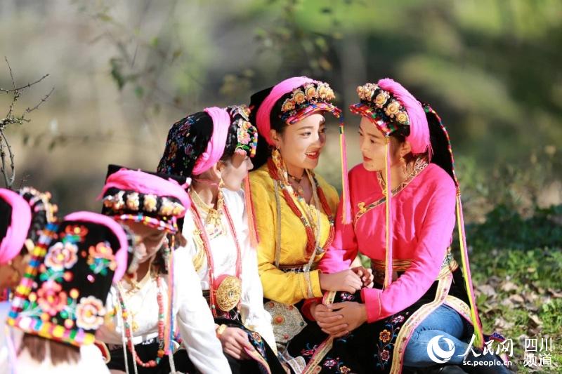 “རོང་བྲག་གི་མཛེས་ཉམས་འཚོལ”ཞེས་པའི་པར་རིས་འགྲན་བསྡུར་ལེགས་འགྲུབ་བྱུང་བ།