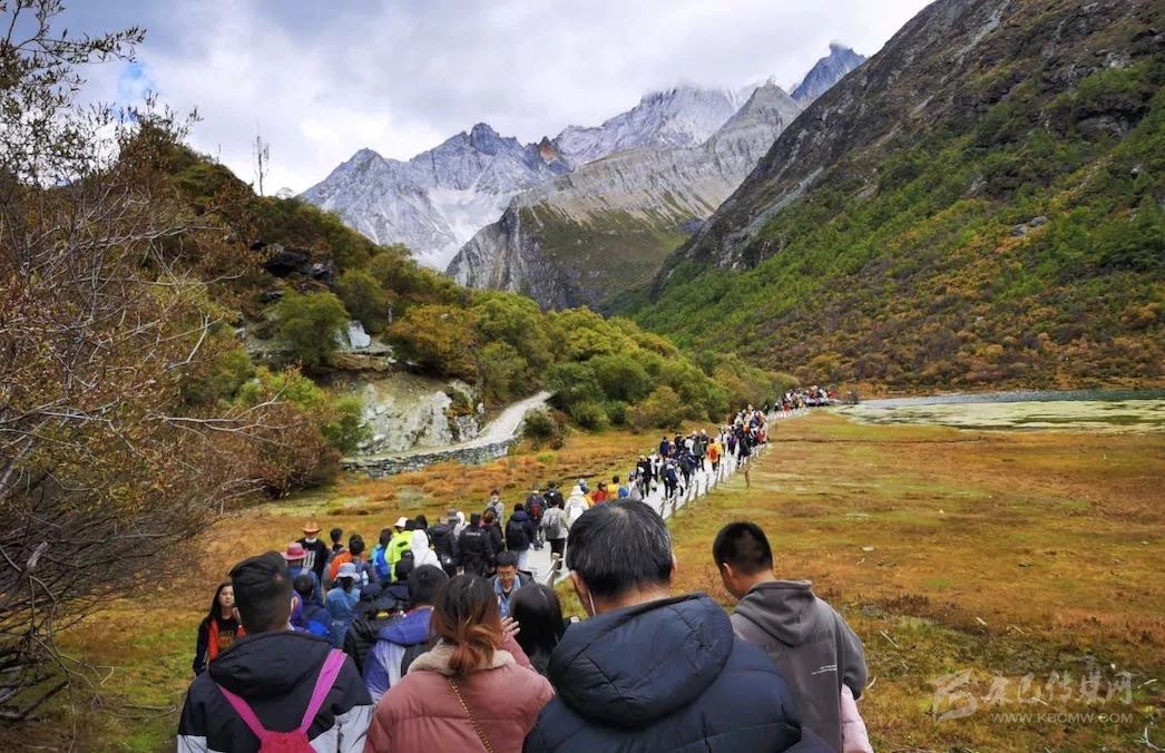 ད་ལོའི་རྒྱལ་སྟོན་གུང་གསེང་ལ་ཡུལ་སྐོར་བ་འབུམ8ལྷག་དཀར་མཛེས་ཁུལ་དུ་འཛོམས།