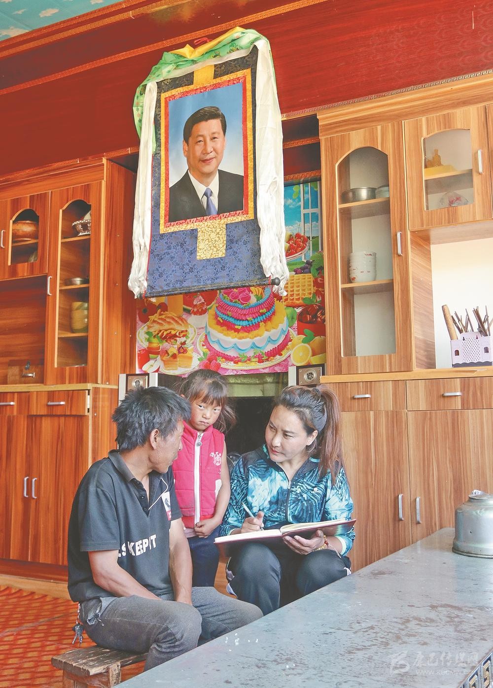 གསར་གཏོད་དང་ནི་ལས་སྒྲུབ་སྙིང་སྟོབས་ལྷག་པར་ཆེ།། དབུལ་སྐྱོར་དཔའ་མོས་སྔོ་ཚལ་དྲོད་ཁང་སུམ་བརྒྱ་བཙུགས།།