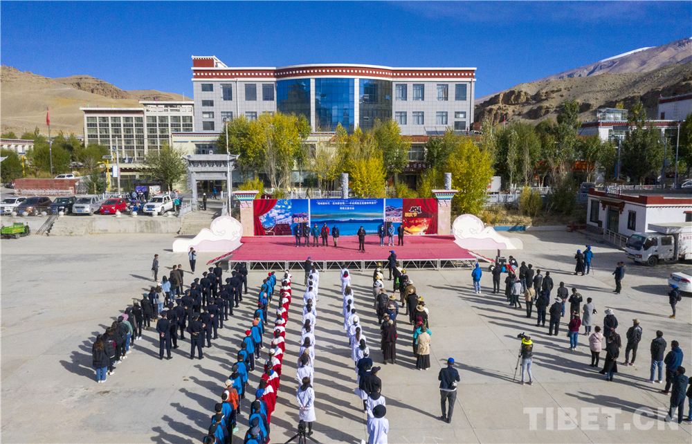 འཕེལ་རྒྱས་ཀྱི་གྲུབ་འབྲས་ལ་བསྟོད་པའི“ཀྲུང་དབྱང་དྲ་རྒྱའི་གཙོ་རྒྱུག་སྨྱན་སྦྱོར་མངའ་རིས་སུ་བསྐྱོད”པའི་བྱེད་སྒོ་སྤེལ་འགོ་ཚུགས་པ།ཀྲུང་གོའི་བོད་ལྗོངས་དྲ་བ། པད་མ་རྒྱལ་གྱིས་བསྒྱུར།