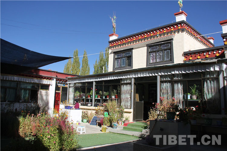 གུ་གེའི་ཡུལ་དུ་ཆགས་པའི་ཁྱིམ་ཚང་གི་མགྲོན་ཁང་།