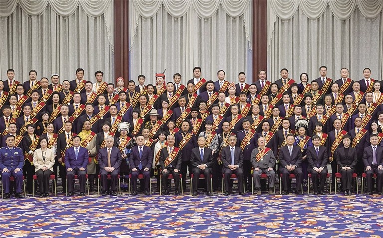 ཝང་དབྱང་གིས་རྒྱལ་ཡོངས་ཀྱི་དབུལ་སྒྲོལ་འགག་སྒྲོལ་གྱི་བྱ་དགའ་ཐོབ་མཁན་ལ་མཇལ་འཕྲད་གནང་བ།