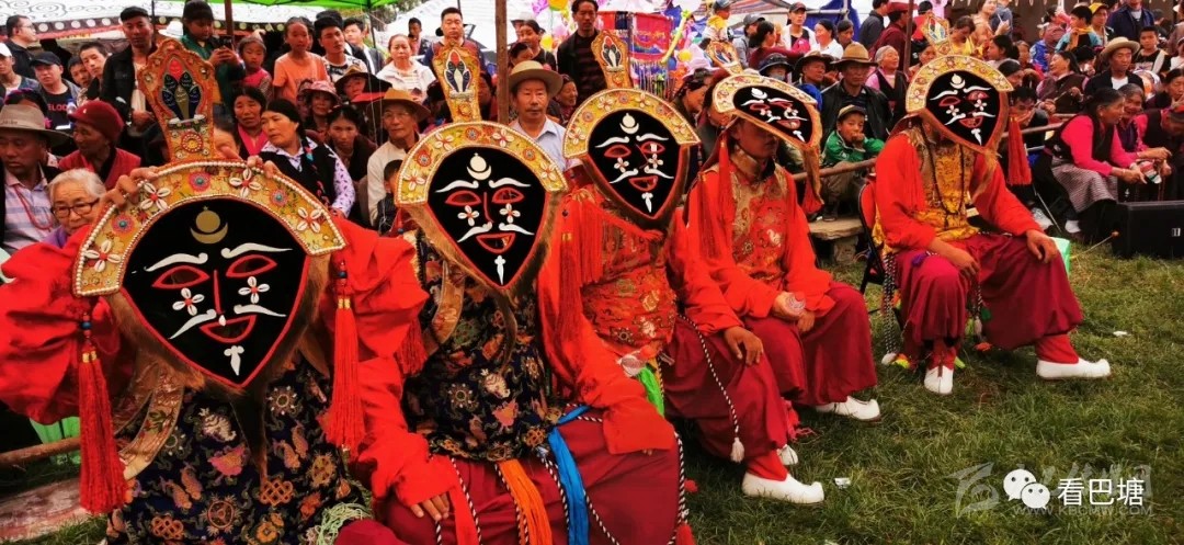 འབའ་ཐང་ལྷ་མོའི་ཟློས་གར་ཅང་སུའུ་ཁུན་ཧྲན་དུ་འཁྲབ་སྟོན་བྱས།