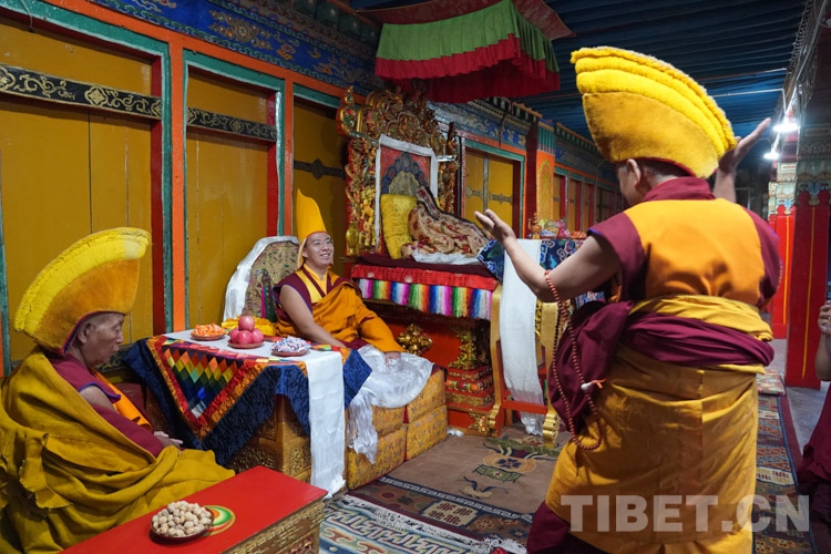 པཎ་ཆེན་སྐུ་ཕྲེང་བཅུ་གཅིག་པ་མཆོག་གིས་གདན་ས་བཀྲ་ཤིས་ལྷུན་པོ་ནས་རིགས་ཆེན་གྱི་དམ་བཅའ་འཇོག་གནང་མཛད་པ།