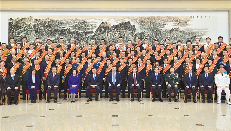 ཞི་ཅིན་ཕིང་གིས་རྒྱལ་ཡོངས་ཀྱི་གཉིས་བཀུར་དཔེ་བཟང་གྲོང་ཁྱེར(རྫོང)གྱི་མིང་འདོགས་པ་དང་གཉིས་བཀུར་དཔེ་བཟང་ཚན་པ་དང་མི་སྒེར་ལ་གཟེངས་བསྟོད་བྱེད་པའི་ཚོགས་ཆེན་ལ་ཞུགས་མཁན་འཐུས་མིར་མཇལ་འཕྲད་གནང་བ།