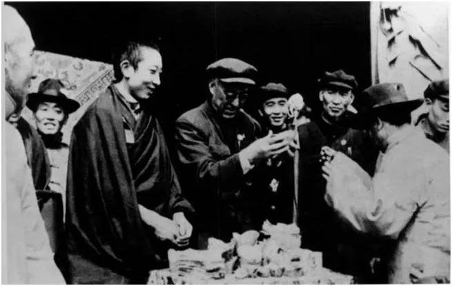 པཎ་ཆེན་སྐུ་ཕྲེང་བཅུ་པས་མེ་འགོག་ཁྲའོ་རོགས་ལ་སྒོར་དུང་ཕྱུར1.3ཕུལ་བ།