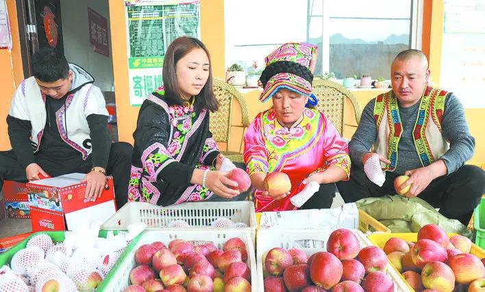 མའོ་རྫོང་གི་ཧུང་ཧྥུ་ཧྲི་ཀུ་ཤུ་ཁྲོམ་རར་བཏོན་པ།