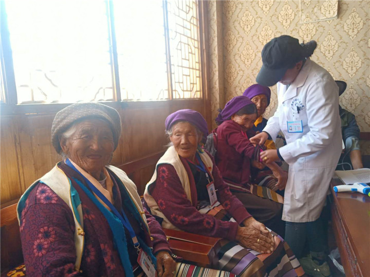 རྒས་དུས་འཚོ་རྟེན་ཡོད་པ་དང་བདེ་ཐང་ཁ་གསབ་ཡོད་པས་ཚེ་སྨད་དུ་སྔར་བཞིན་བདེ་སྐྱིད་ལྡན་པའི་འཚོ་བ་སྐྱེལ་རྒྱུ་བྱུང་ཡོད།