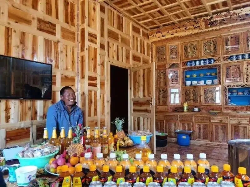 ཏང་སྲིད་བཟང་བོའི་དྲོད་ཁོལ་ལས།། བདེ་སྐྱིད་འཚོ་བའི་དཔལ་ལ་རོལ།།