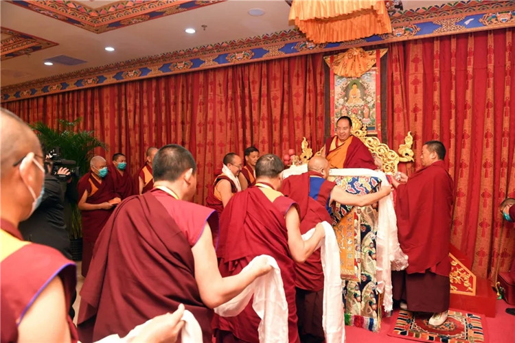 ཀྲུང་གོ་བོད་བརྒྱུད་མཐོ་རིམ་ནང་བསྟན་སློབ་གླིང་གི་མཐོ་རམས་པ་སྐབས་བཅུ་དྲུག་པར་ཡོན་གནས་སྤྲོད་པའི་མཛད་སྒོ་པེ་ཅིང་དུ་སྤེལ་བ།