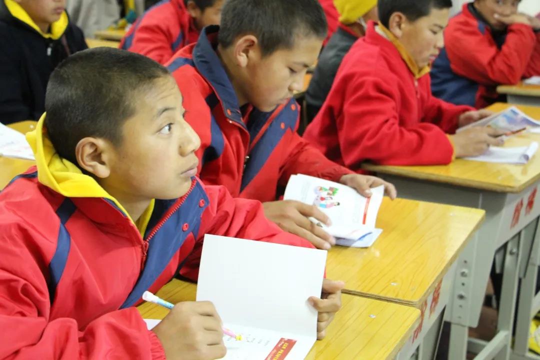 དམངས་དོན་ཁྲིམས་གཞུང་སློབ་གླིང་དུ་བསྐྱལ་བ།