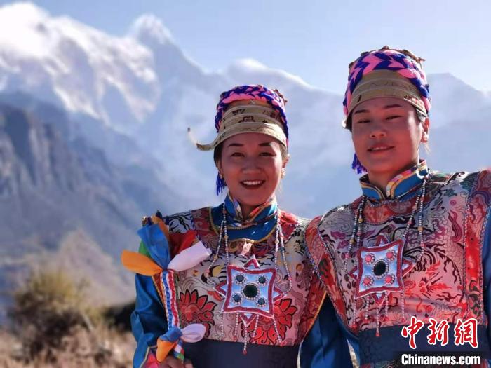 གངས་རིའི་འདབས་ཞབས་བྲོ་འཁྲབ་མཁན་བུ་མོ།  