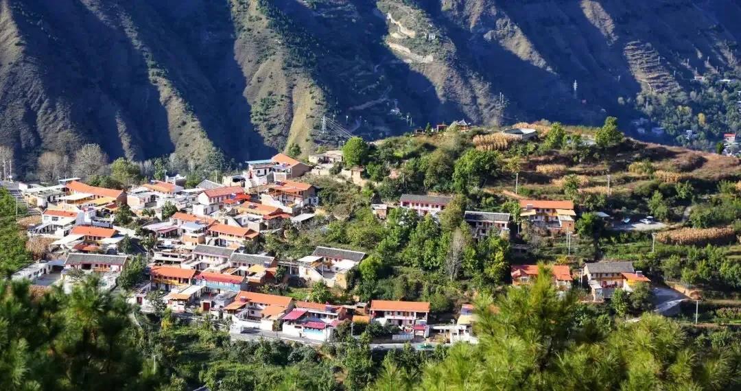 ཡུལ་བབ་དང་བསྟུན་པའི་ཐོན་ལས་གཉེར་ནས་བདེ་སྐྱིད་ཀྱི་འཚོ་བར་བསྙེགས།