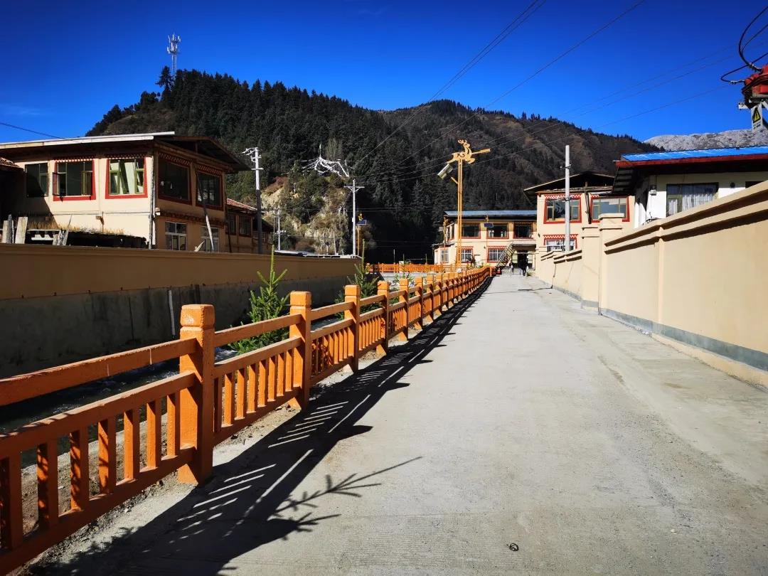 མཛོད་དགེ་རྫོང་གིས་གྲོང་གསེབ་དར་སྤེལ་གྱི་ལས་ལ་ཤུགས་བསྣན། 