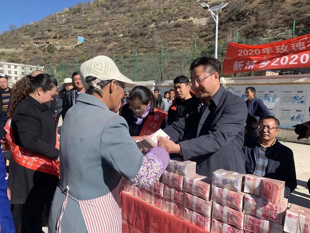 རྒྱ་སེའི་མེ་ཏོག་གིས་ཕྱུག་འགྱུར་གྱི་སྒོ་མོ་ཕྱེས།