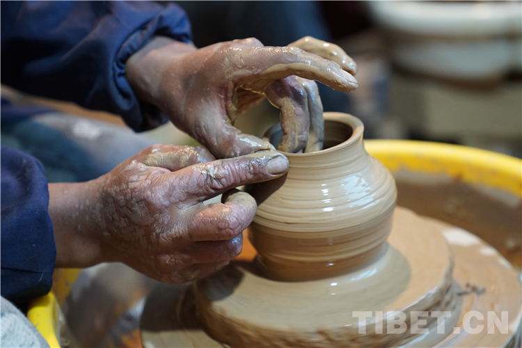 བོད་ལྗོངས་ཀྱི་སྲོལ་རྒྱུན་བོད་ལུགས་རྫ་བཟོའི་ལག་རྩལ་ལོ་ངོ་སྟོང་ལ་རྒྱུན་འཛིན་བྱས་ཤིང་བསྐྱར་དུ་གསོན་ཤུགས་རྒྱས་པ།
