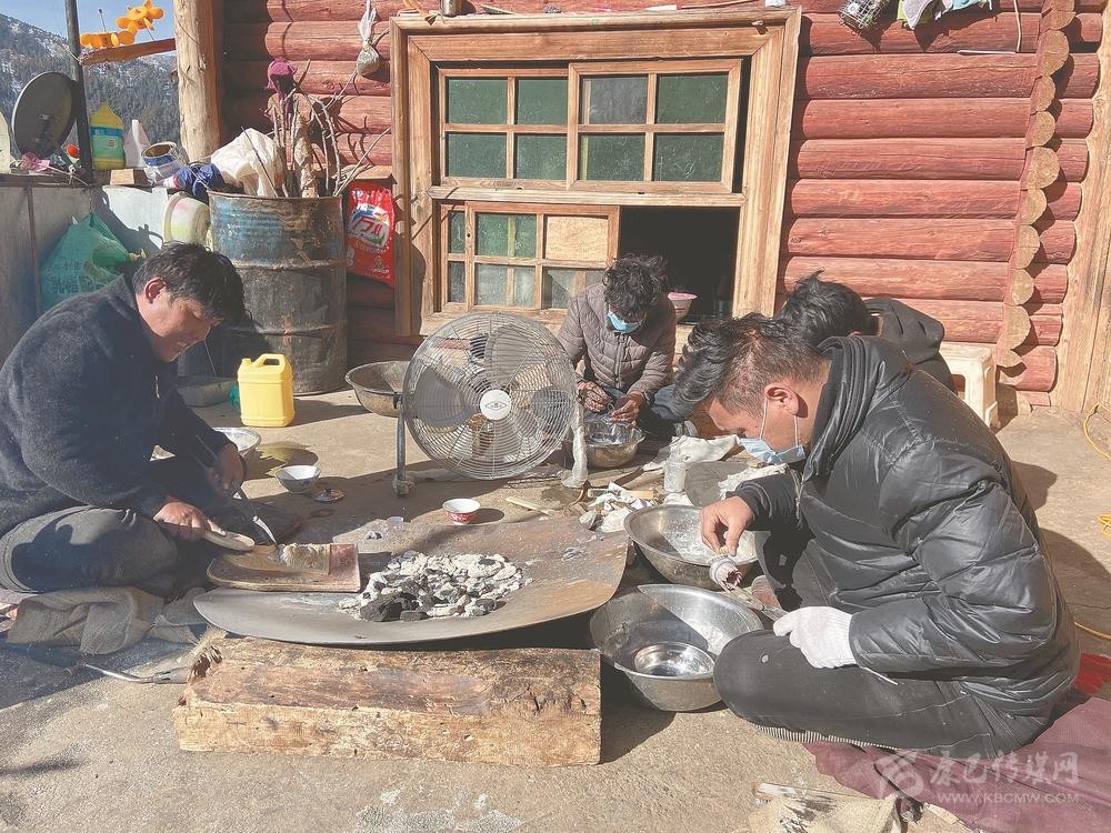རིགས་ཞེན་གྱི་ལྷག་བསམ་ཀུན་ལས་ཆེ།། བརྒྱུད་འཛིན་གྱི་སྙིང་སྟོབས་རབ་ཏུ་འཕེལ།།