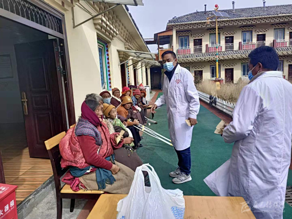 གསེར་ཐར་རྫོང་བོད་སྨན་ཁང་གིས་རྫོང་དེའི་རྒན་གསོ་ཁང་དུ་རིན་མེད་སྨན་བཅོས་བྱས།