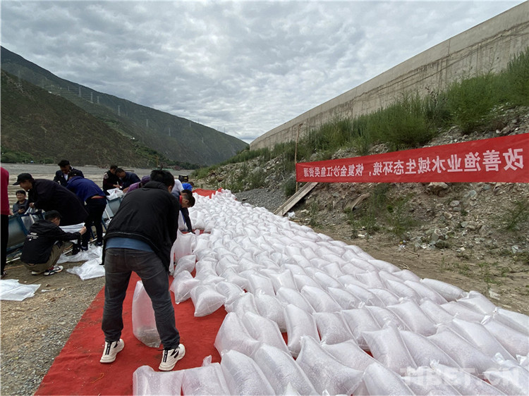 རི་གྲོང་དུ་བཅའ་སྡོད་བྱས་པའི་མཐོང་ཐོས་ལས་ཉ་མོ་ཅི་དགར་རྩེན་པའི་ལེའུ།