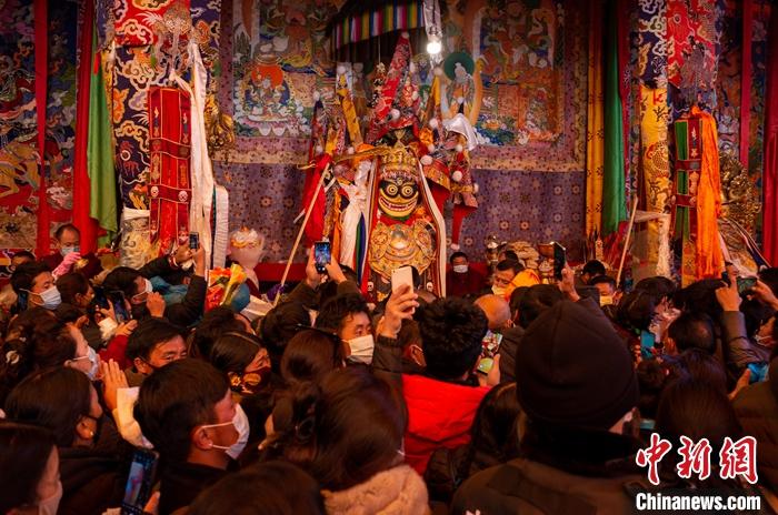 གཙུག་ལག་ཁང་དུ་དཔལ་ལྷའི་དུས་ཆེན་གཏོང་བ།
