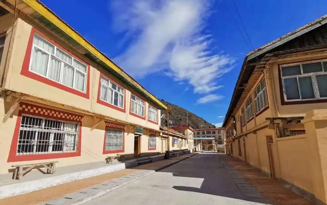 མཛོད་དགེ་རྫོང་གིས་གྲོང་གསེབ་དར་རྒྱས་ལ་ཤུགས་བསྣན།