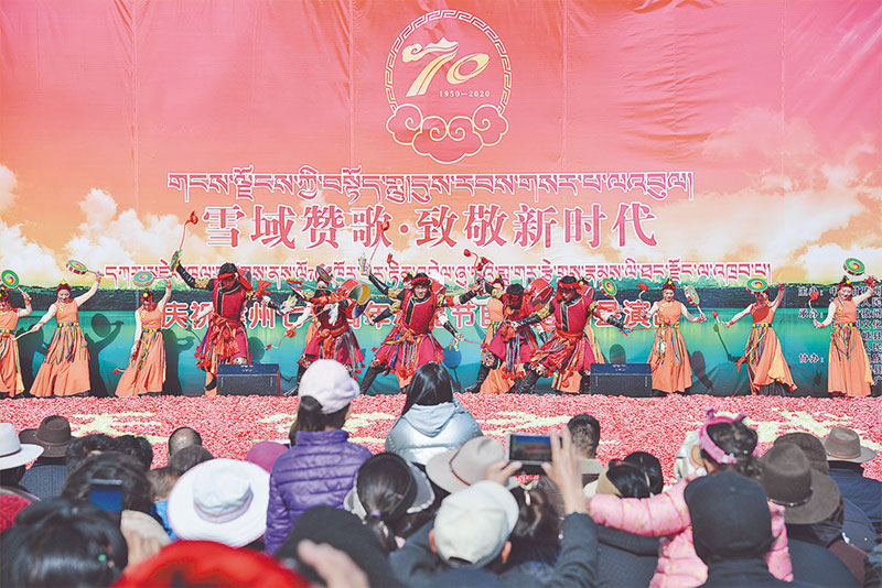 ལི་ཐང་གི་ལས་བྱེད་པ་དང་མང་ཚོགས་ཀྱིས་རིག་གནས་ཀྱི་སྟོན་མོར་རོལ་བ།