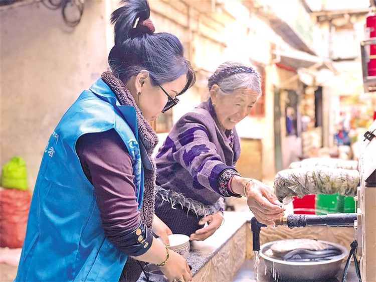 རང་ཁྱིམ་དུ་རྒན་གསོའི་ཞབས་འདེགས་ལོངས་སྤྱོད་ཐུབ་ནས་ཚེ་མཇུག་བདེ་ལ་རོལ་བ།