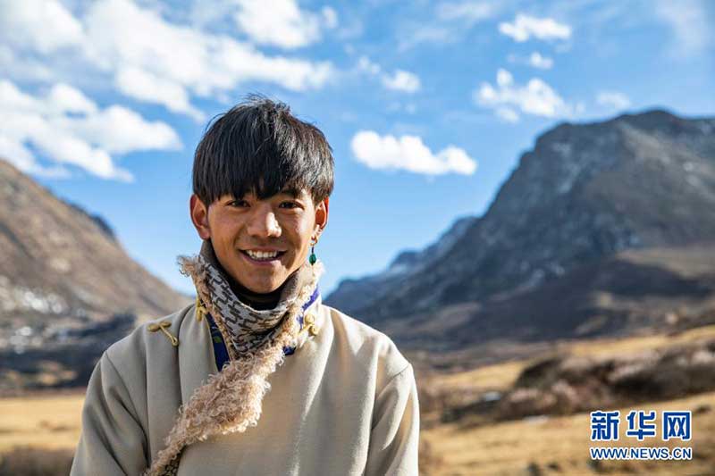 མཐོ་སྒང་གི་རི་གྲོང་ནས་ཡོང་བའི་བསྟན་འཛིན།