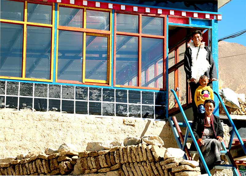བརྩོན་པར་བརྟེན་ནས་བདེ་སྐྱིད་ཀྱི་ལམ་བུ་བསྐྲུན་པ།