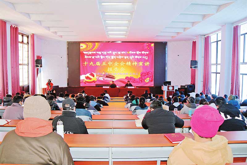 དཀར་མཛེས་ཁུལ་ཨུའི་སྒྲོག་འགྲེལ་ཚོགས་པ་སི་ཁྲོན་ཞིང་ཆེན་བོད་ཡིག་སློབ་གྲྭར་བསྐྱོད་པ།