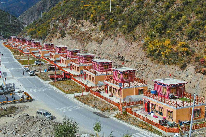 དངུལ་ཆུ་འགྲམ་དུ་གྲོ་ཞིང་གྲོང་ཚོས་འཚོ་བ་གསར་པ་ཞིག་གི་འགོ་བརྩམས།