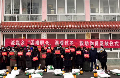 དཀའ་ངལ་ཅན་གྱི་མང་ཚོགས་ཀྱིས་དགུན་དྲོད་ཀྱིས་སྐྱེལ་བར་རོགས་རམ་བྱས།