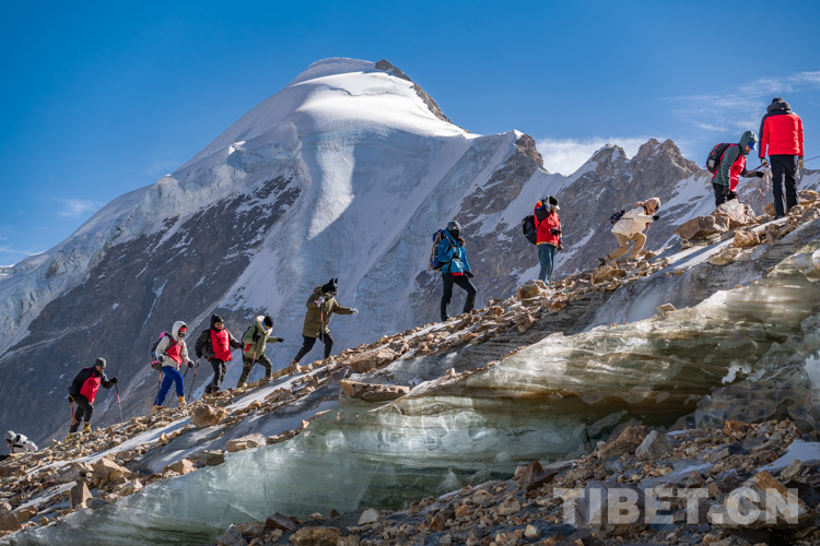 བོད་ལྗོངས་ཀྱི་གངས་འཁྱག་ལུས་རྩལ་ལས་ཁུངས་དང་ཁེ་ལས་དང་བྱ་ལས་སྡེ་ཚན་དུ་བསྐྱོད་པ།