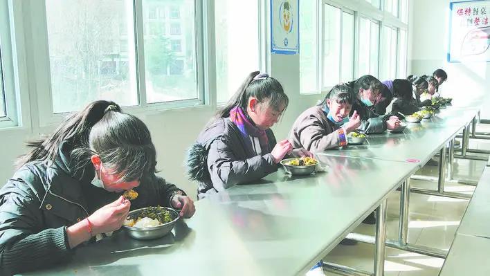 ཁྲོ་ཆུ་རྫོང་གིས་སློབ་གྲྭའི་རིམས་འགོག་ལས་ལ་བརྩོན།