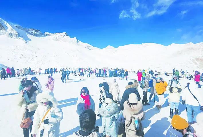 ཏ་ཁོག་འཁྱགས་རོམ་ལྗོངས་ཁུལ་དུ་ལྗོངས་སྐོར་བ་མང་པོས་ཁེངས།