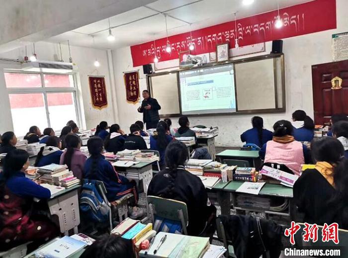 སློབ་འབྲིང་དགེ་རྒན་གྱིས་ལོ་6རིང་སློབ་མར་རིན་མེད་ཟུར་ཁྲིད་བྱས། 