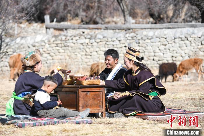 ཉིང་ཁྲི“མེ་ཏོག་སྨན་གླིང་”གི་བདེ་སྐྱིད་འཚོ་བ། 