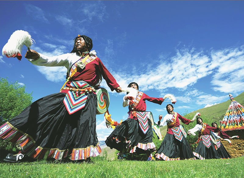 བོད་ཀྱི་རིག་རྩལ་འཁྲབ་སྟོན་རུ་ཁག་ཁྲི་10ལྷག་ཙམ་གྱིས་བོད་ཀྱི་ས་ཆ་ཁག་ཏུ་འཁྲབ་སྟོན་བྱེད་བཞིན་ཡོད་པ།