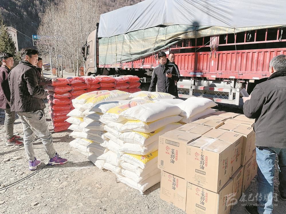 དཔལ་ཡུལ་རྫོང་གིས་ཞིང་འབྲོག་ས་ཁུལ་དུ་དྲྭ་ཐོག་དང་དྲྭ་འོག་ལ་ཚོང་འདུས་དམངས་ཕན་གྱི་བྱེད་སྒོ་སྤེལ།