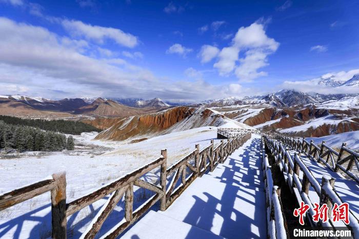 མདོ་ལ་རྫོང་གིས་གངས་འཁྱགས་གྲོང་རྡལ་འཛུགས་སྐྲུན་བྱེད་བཞིན་ཡོད། 